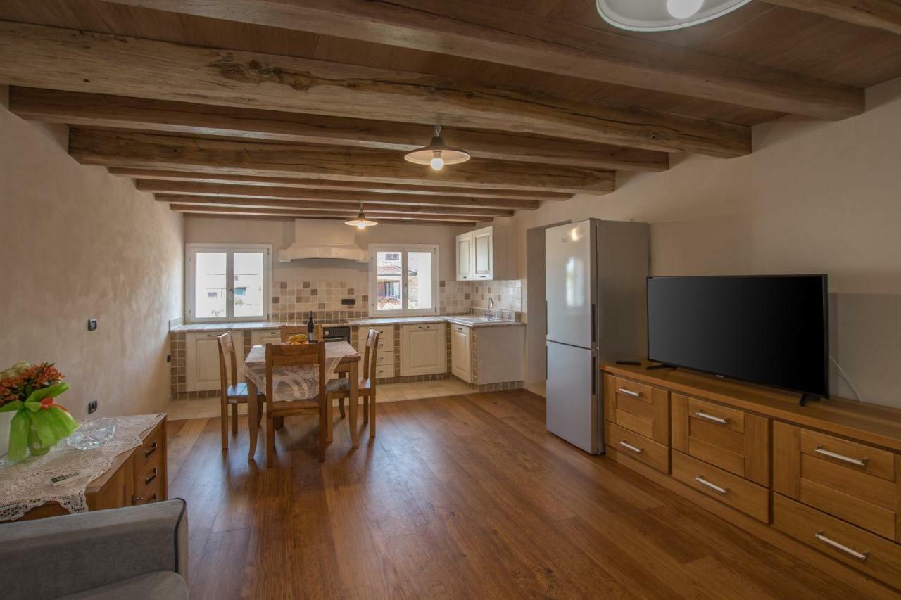 Lana House With Apartments Petrovija Extérieur photo